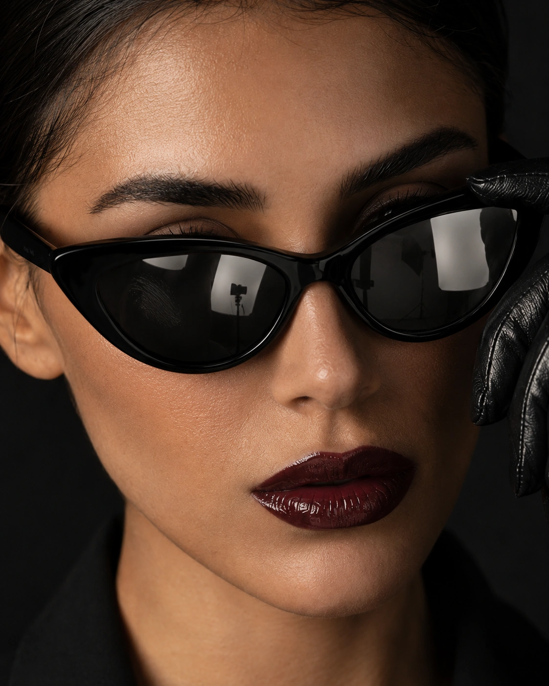 Close portrait wearing reflective black sunglasses